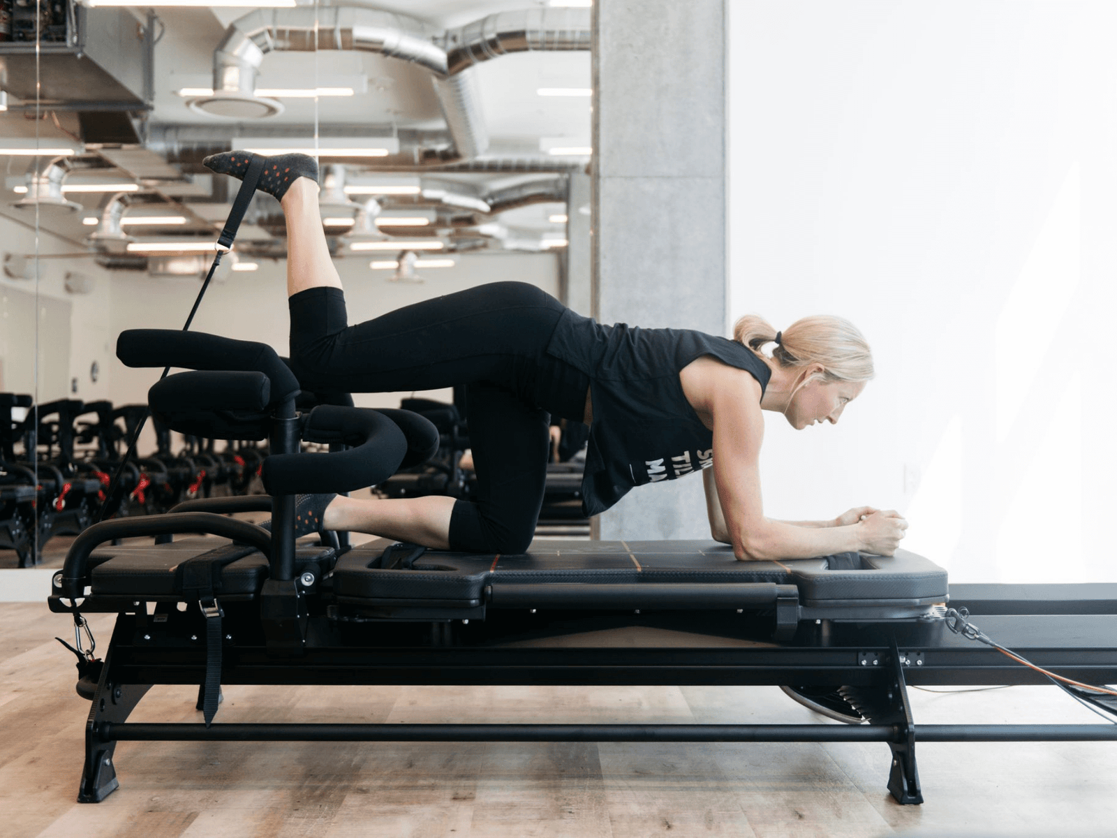 Femme en plein effort sur un Megaformer
