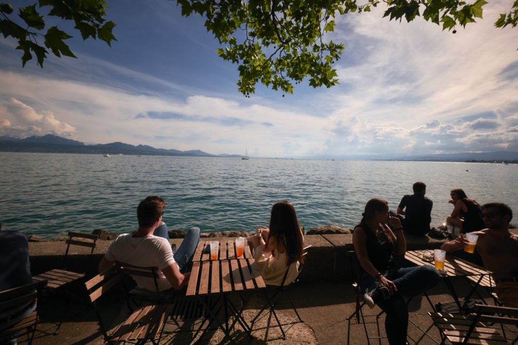 Jeunes profitant d'une terrasse à Lausanne